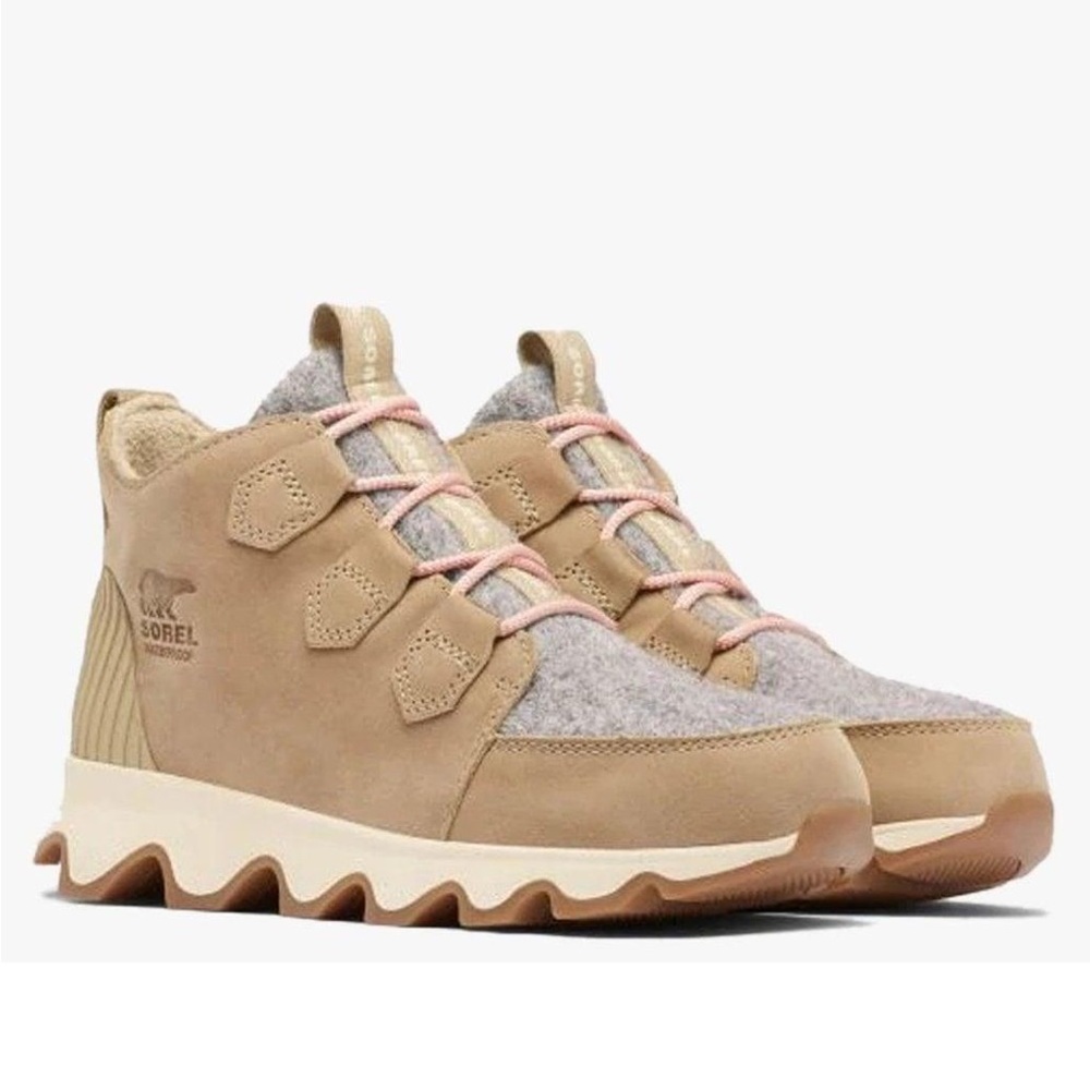 sorel kinetic caribou boots (sandy tan bruin sable 6.5). New in box.